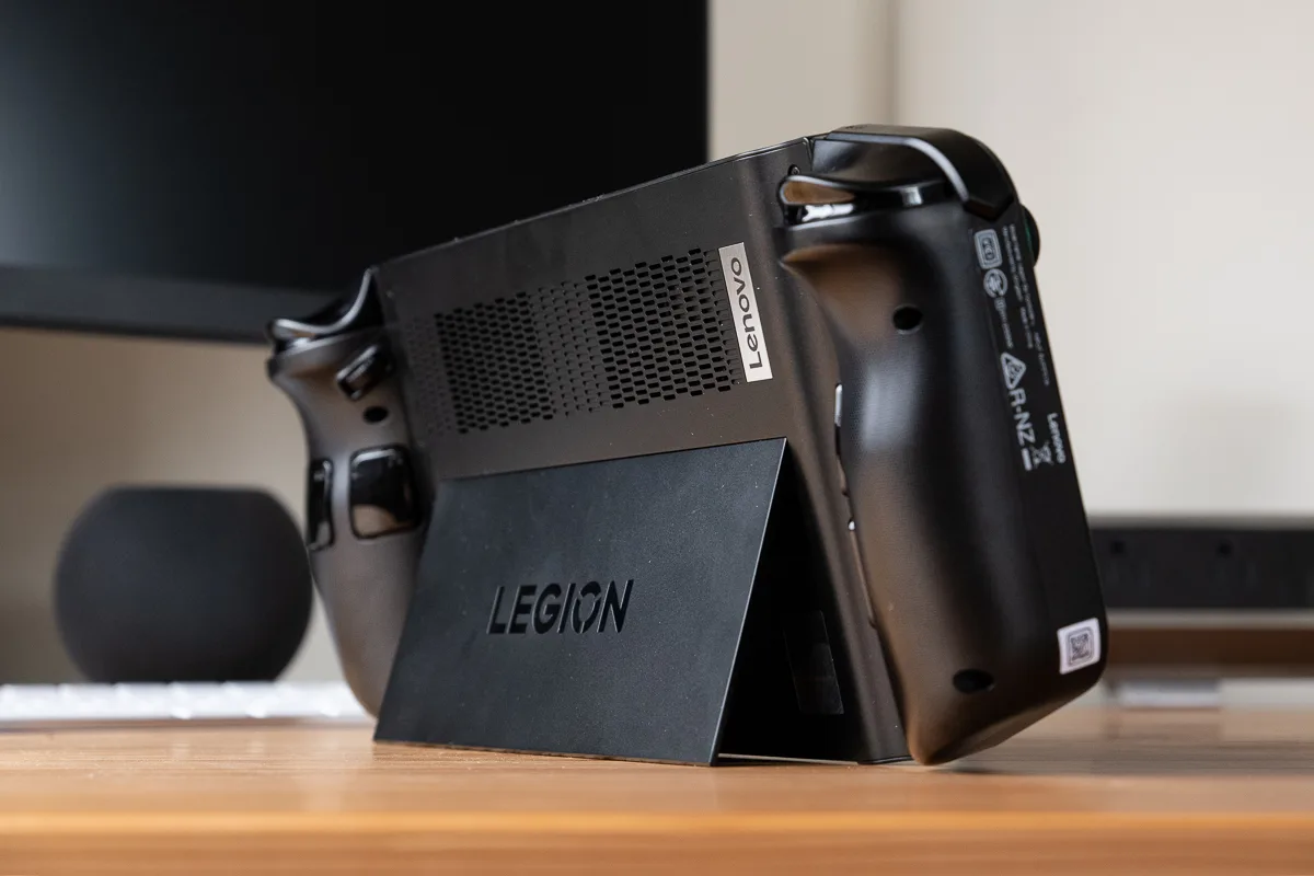 ハンドヘルドPCの後発機 「Legion Go」 は、 ゲームを中心に幅広い用途で使えるユニークな一台 : 実機レビュー